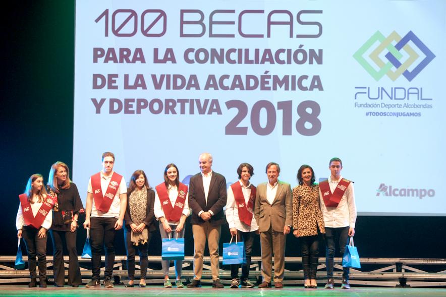 Entrega Becas FUNDAL 2018 - Imagen en el escenario de las autoridades presentes en el acto, entre ellas el alcalde García de Vinuesa y varios alumnos que han recibido una beca.