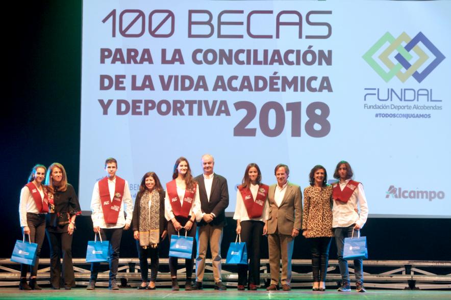 Entrega Becas FUNDAL 2018 - Imagen en el escenario de las autoridades presentes en el acto, entre ellas el alcalde García de Vinuesa y varios alumnos que han recibido una beca.