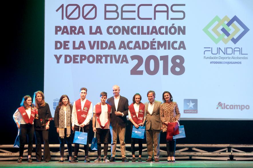 Entrega Becas FUNDAL 2018 - Imagen en el escenario de las autoridades presentes en el acto, entre ellas el alcalde García de Vinuesa y varios alumnos que han recibido una beca.
