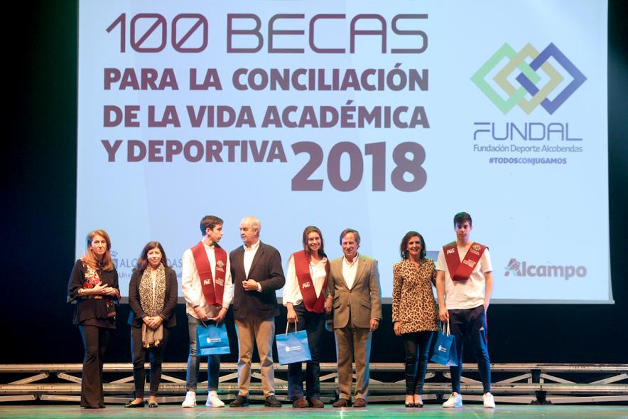 Entrega Becas FUNDAL 2018 - Imagen en el escenario de las autoridades presentes en el acto, entre ellas el alcalde García de Vinuesa y varios alumnos que han recibido una beca.