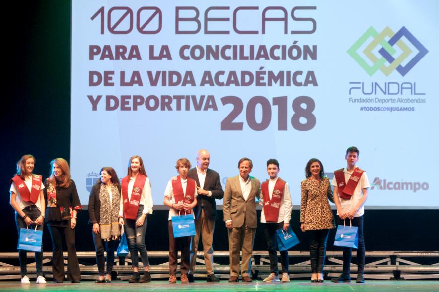 Entrega Becas FUNDAL 2018 - Imagen en el escenario de las autoridades presentes en el acto, entre ellas el alcalde García de Vinuesa y varios alumnos que han recibido una beca.