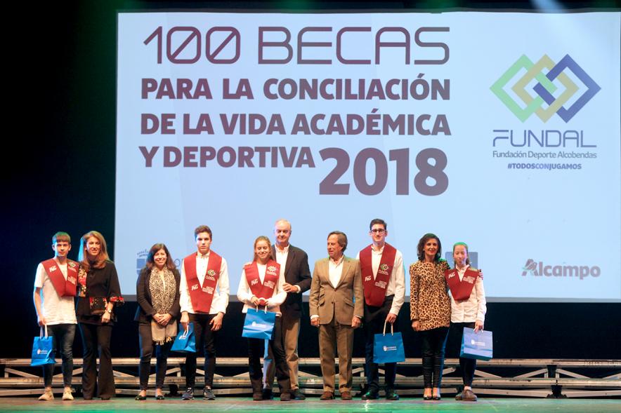 Entrega Becas FUNDAL 2018 - Imagen en el escenario de las autoridades presentes en el acto, entre ellas el alcalde García de Vinuesa y varios alumnos que han recibido una beca.