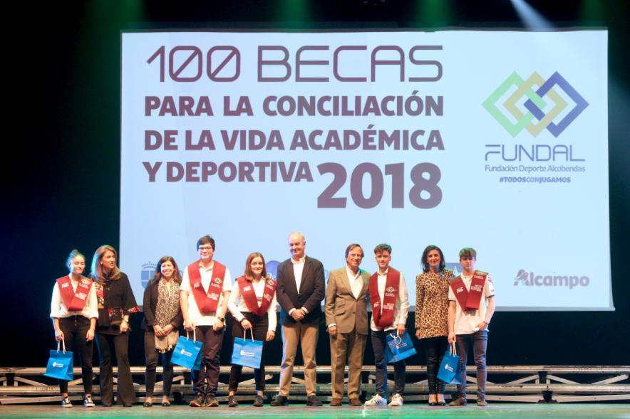 Entrega Becas FUNDAL 2018 - Imagen en el escenario de las autoridades presentes en el acto, entre ellas el alcalde García de Vinuesa y varios alumnos que han recibido una beca.