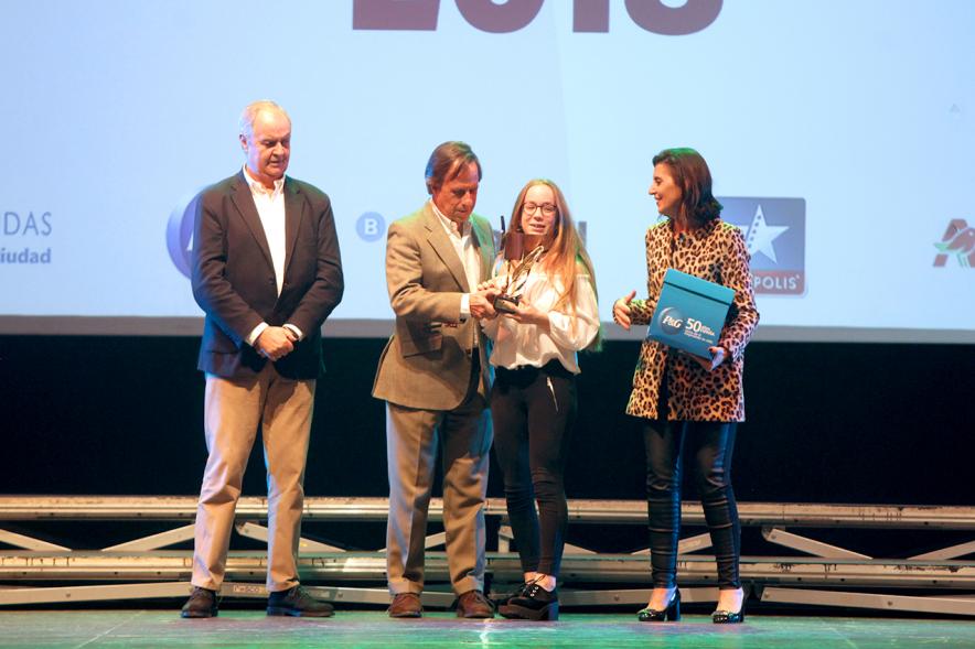 Entrega Becas FUNDAL 2018 - Imagen en el escenario de las autoridades presentes en el acto, entre ellas el alcalde García de Vinuesa y una alumna que acaba de recibir una beca.