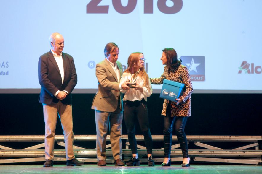 Entrega Becas FUNDAL 2018 - Imagen en el escenario de las autoridades presentes en el acto, entre ellas el alcalde García de Vinuesa y una alumna que acaba de recibir una beca.