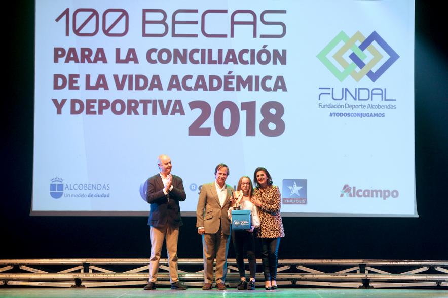 Entrega Becas FUNDAL 2018 - Imagen en el escenario de las autoridades presentes en el acto, entre ellas el alcalde García de Vinuesa y una alumna que acaba de recibir una beca.