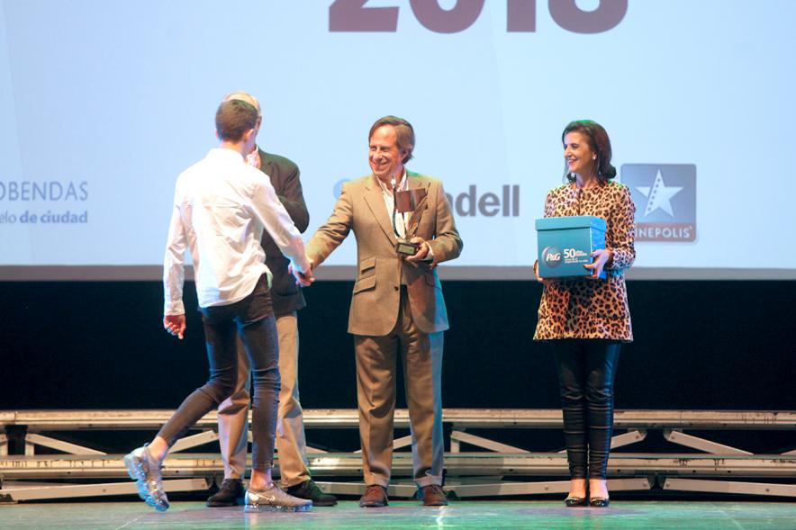 Entrega Becas FUNDAL 2018 - Imagen en el escenario de las autoridades presentes en el acto, entre ellas el alcalde García de Vinuesa y un alumno en el momento de recibir su beca.