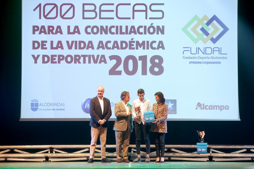 Entrega Becas FUNDAL 2018 - Imagen en el escenario de las autoridades presentes en el acto, entre ellas el alcalde García de Vinuesa y un alumno que acaba de recibir una beca.