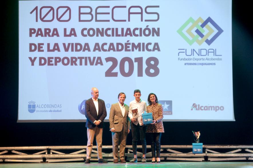 Entrega Becas FUNDAL 2018 - Imagen en el escenario de las autoridades presentes en el acto, entre ellas el alcalde García de Vinuesa y un alumno que acaba de recibir una beca.