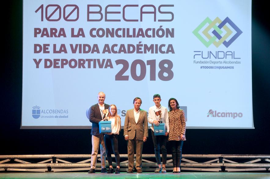 Entrega Becas FUNDAL 2018 - Imagen en el escenario de las autoridades presentes en el acto, entre ellas el alcalde García de Vinuesa y varios alumnos que han recibido una beca.