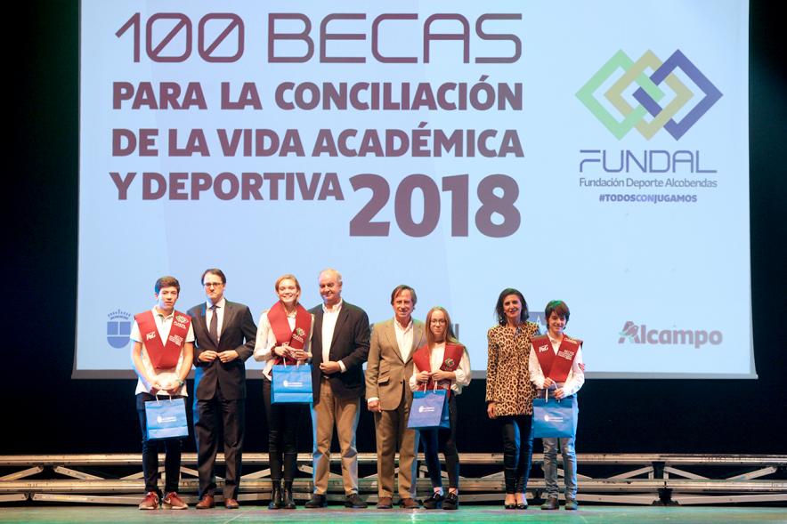 Entrega Becas FUNDAL 2018 - Imagen en el escenario de las autoridades presentes en el acto, entre ellas el alcalde García de Vinuesa y varios alumnos que han recibido una beca.