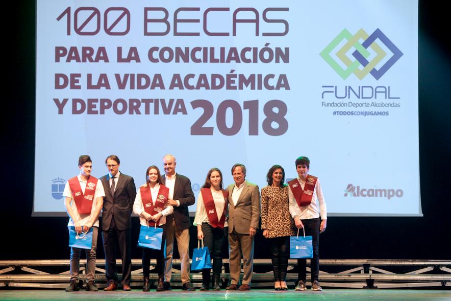 Entrega Becas FUNDAL 2018 - Imagen en el escenario de las autoridades presentes en el acto, entre ellas el alcalde García de Vinuesa y varios alumnos que han recibido una beca.