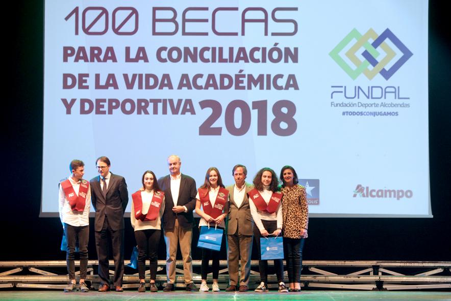 Entrega Becas FUNDAL 2018 - Imagen en el escenario de las autoridades presentes en el acto, entre ellas el alcalde García de Vinuesa y varios alumnos que han recibido una beca.