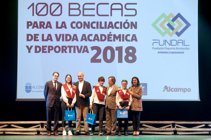 Entrega Becas FUNDAL 2018 - Imagen en el escenario de las autoridades presentes en el acto, entre ellas el alcalde García de Vinuesa y varios alumnos que han recibido una beca.