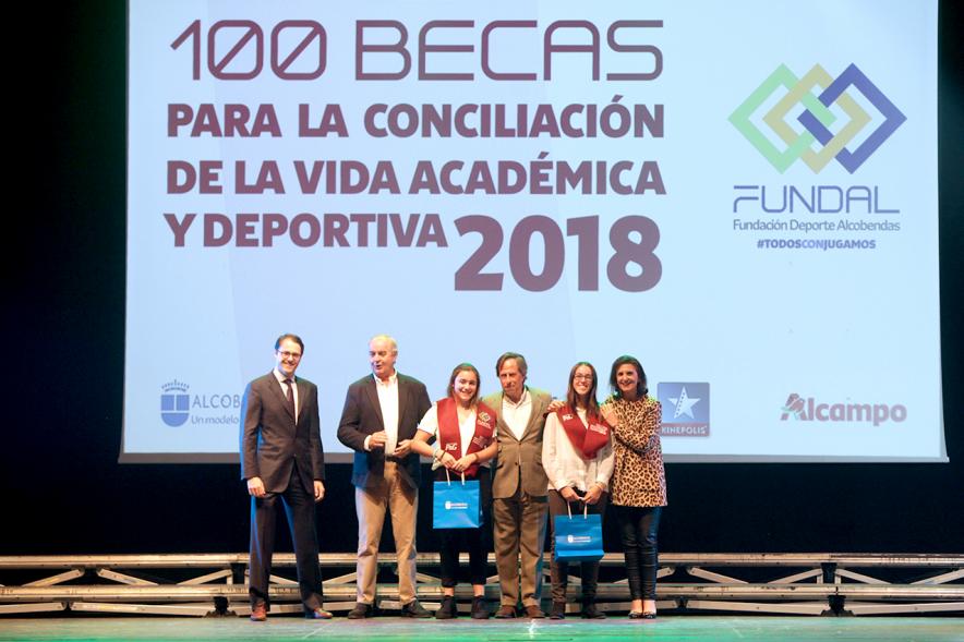 Entrega Becas FUNDAL 2018 -   Imagen en el escenario de las autoridades presentes en el acto, entre ellas el alcalde García de Vinuesa y varias alumnas que han recibido una beca.
