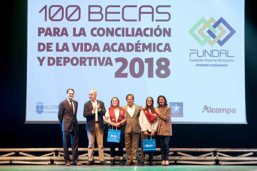 Entrega Becas FUNDAL 2018 -   Imagen en el escenario de las autoridades presentes en el acto, entre ellas el alcalde García de Vinuesa y varias alumnas que han recibido una beca.