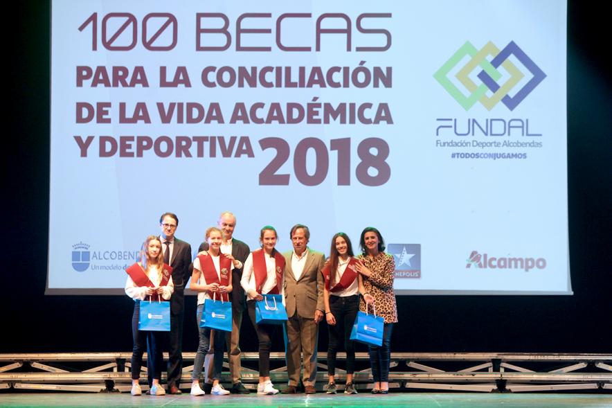 Entrega Becas FUNDAL 2018 - Imagen en el escenario de las autoridades presentes en el acto, entre ellas el alcalde García de Vinuesa y varias alumnas que han recibido una beca.