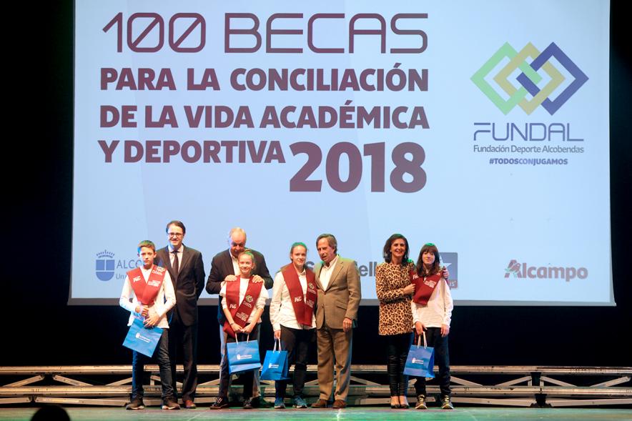 Entrega Becas FUNDAL 2018 - Imagen en el escenario de las autoridades presentes en el acto, entre ellas el alcalde García de Vinuesa y varios alumnos en el momento de recibir su beca.
