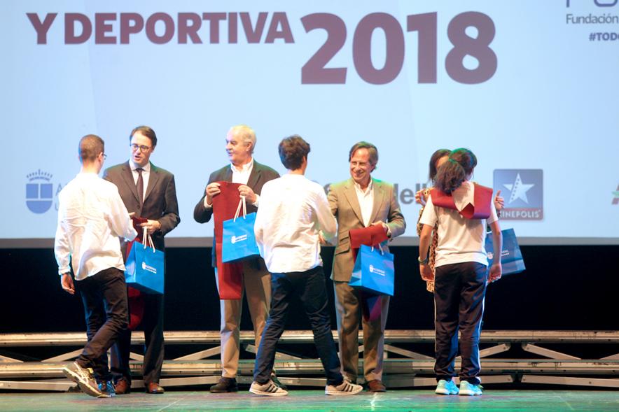 Entrega Becas FUNDAL 2018 -Imagen en el escenario de las autoridades presentes en el acto, entre ellas el alcalde García de Vinuesa y varios alumnos en el momento de recibir sus becas.
