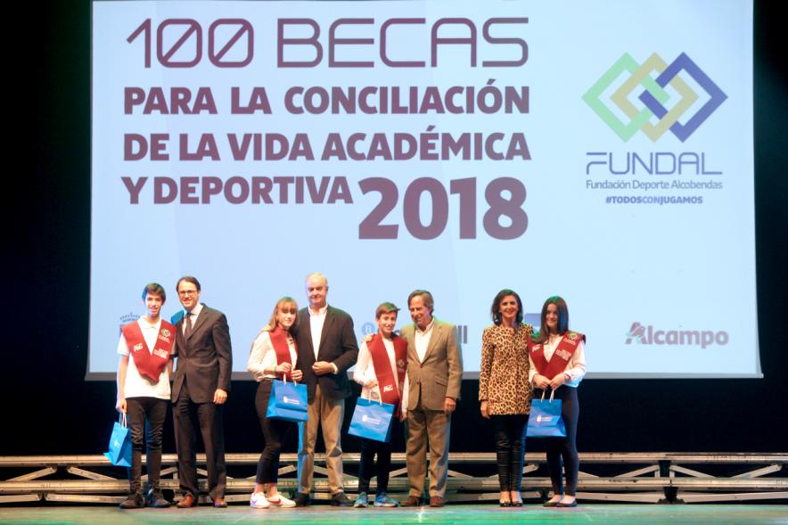 Entrega Becas FUNDAL 2018 - Imagen en el escenario de las autoridades presentes en el acto, entre ellas el alcalde García de Vinuesa y varios alumnos que han recibido una beca.
