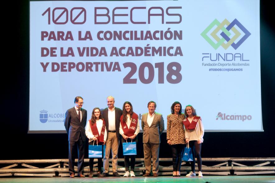 Entrega Becas FUNDAL 2018 - Imagen en el escenario de las autoridades presentes en el acto, entre ellas el alcalde García de Vinuesa y varias alumnas que han recibido una beca.