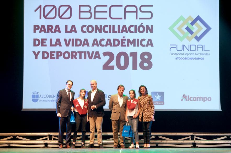 Entrega Becas FUNDAL 2018 - Imagen en el escenario de las autoridades presentes en el acto, entre ellas el alcalde García de Vinuesa y varias alumnas que han recibido una beca.