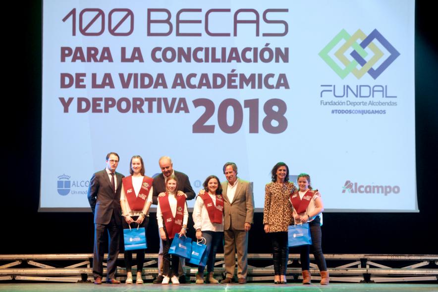 Entrega Becas FUNDAL 2018 - Imagen en el escenario de las autoridades presentes en el acto, entre ellas el alcalde García de Vinuesa y varios alumnos que han recibido una beca.