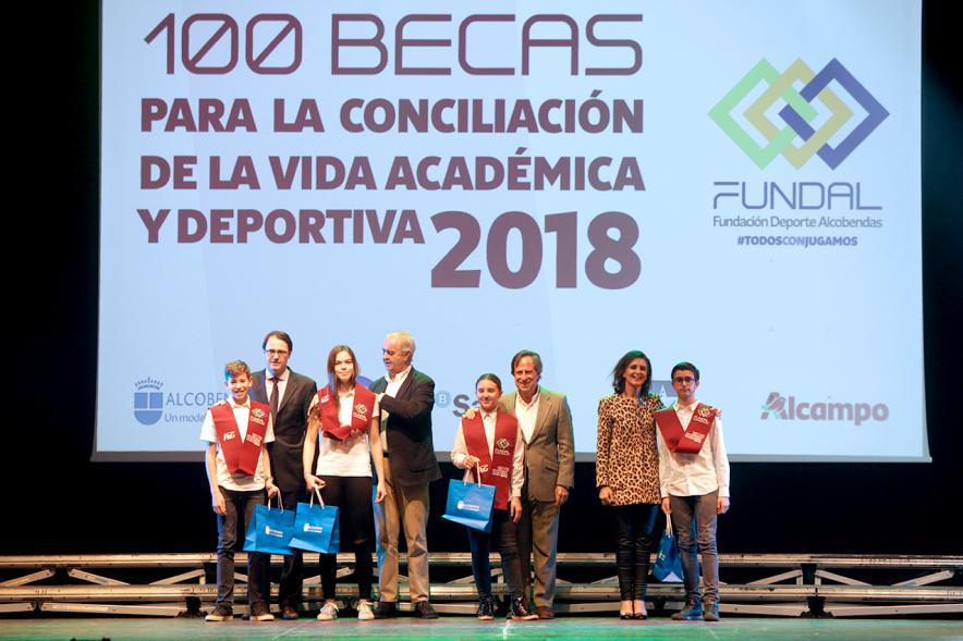 Entrega Becas FUNDAL 2018 - Imagen en el escenario de las autoridades presentes en el acto, entre ellas el alcalde García de Vinuesa y varios alumnos que han recibido una beca.