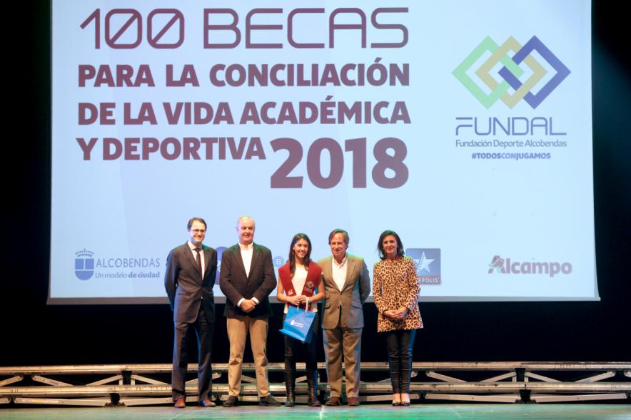Entrega Becas FUNDAL 2018 - Imagen en el escenario de las autoridades presentes en el acto, entre ellas el alcalde García de Vinuesa y una alumna que acaba de recibir una beca.