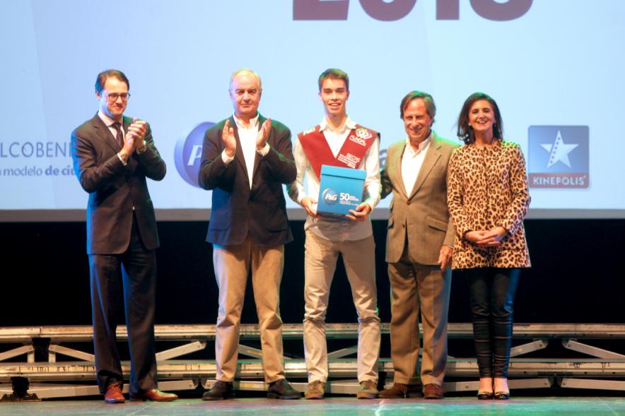 Entrega Becas FUNDAL 2018 - Imagen en el escenario de las autoridades presentes en el acto, entre ellas el alcalde García de Vinuesa y un alumno que acaba de recibir una beca.