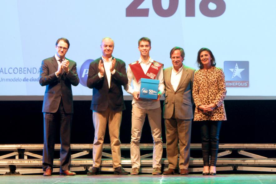 Entrega Becas FUNDAL 2018 - Imagen en el escenario de las autoridades presentes en el acto, entre ellas el alcalde García de Vinuesa y un alumno que acaba de recibir una beca.