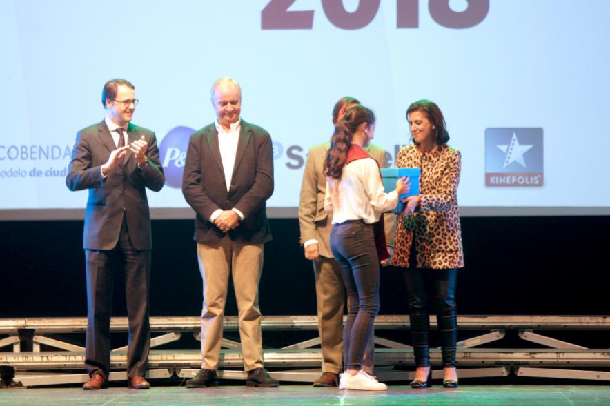Entrega Becas FUNDAL 2018 - Imagen de una alumna recibiendo su beca de mano de una de las autoridades presentes en el acto. 