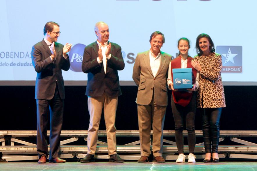 Entrega Becas FUNDAL 2018 - Imagen en el escenario de las autoridades presentes en el acto, entre ellas el alcalde García de Vinuesa y una alumna que acaba de recibir una beca.