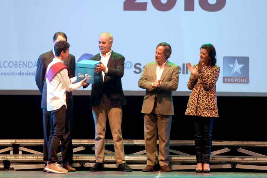 Entrega Becas FUNDAL 2018 - Imagen en el escenario de las autoridades presentes en el acto, entre ellas el alcalde García de Vinuesa y un alumno que acaba de recibir una beca.