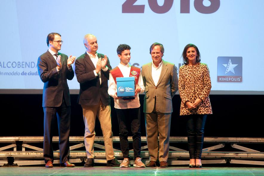 Entrega Becas FUNDAL 2018 - Imagen en el escenario de las autoridades presentes en el acto, entre ellas el alcalde García de Vinuesa y un alumno que acaba de recibir una beca.
