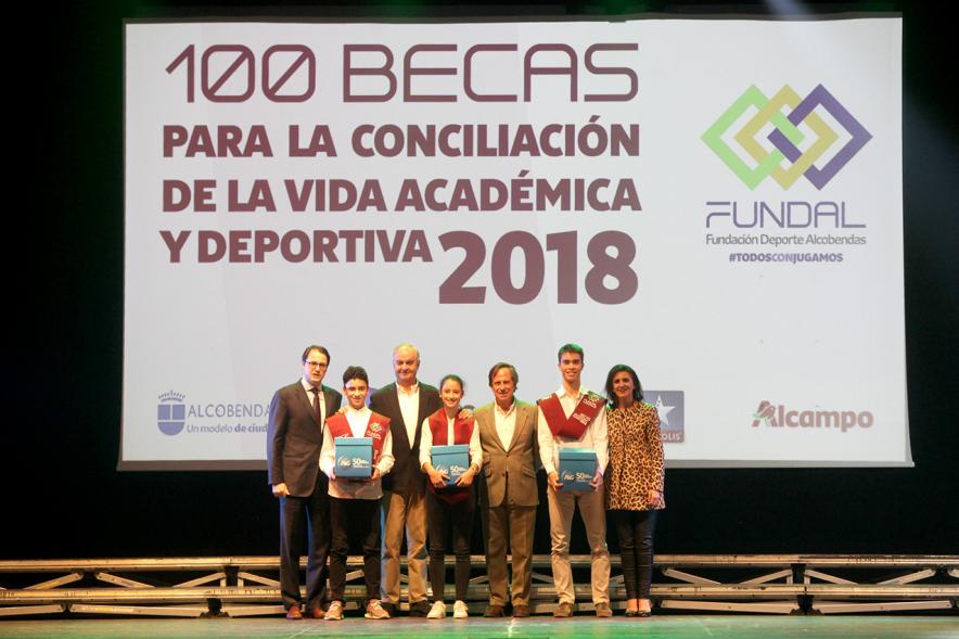 Entrega Becas FUNDAL 2018 - Imagen en el escenario de las autoridades presentes en el acto, entre ellas el alcalde García de Vinuesa y varios alumnos en el momento de recibir su beca.