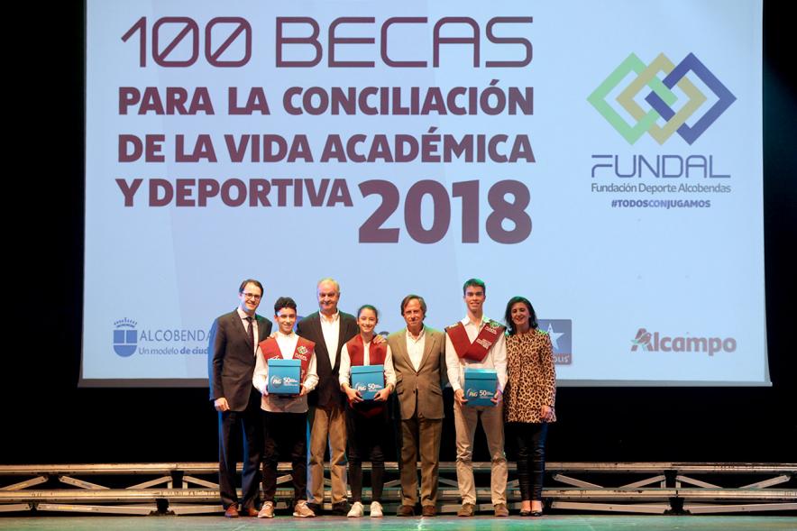 Entrega Becas FUNDAL 2018 - Imagen en el escenario de las autoridades presentes en el acto, entre ellas el alcalde García de Vinuesa y varios alumnos que han recibido una beca.