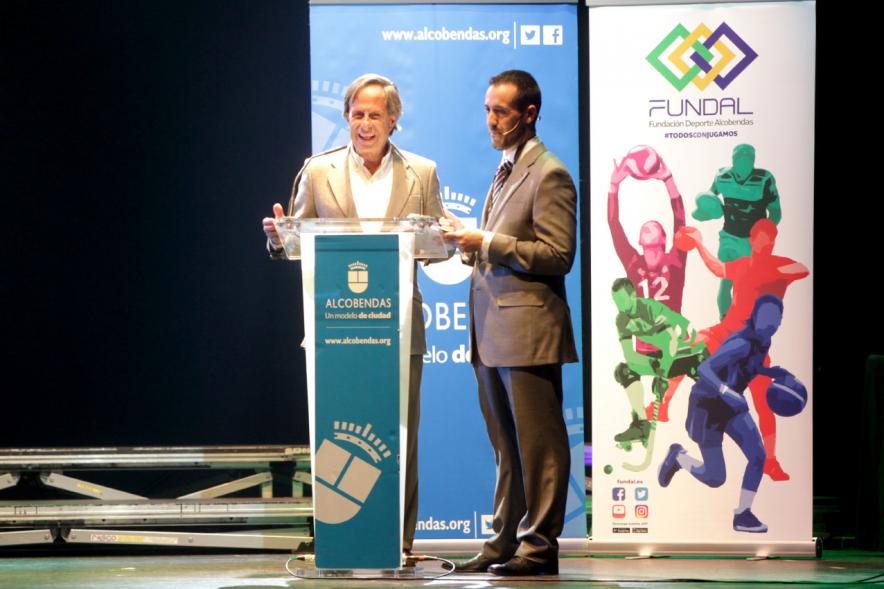 Entrega Becas FUNDAL 2018 - Imagen del alcalde García de Vinuesa en el escenario junto al presentador del acto.