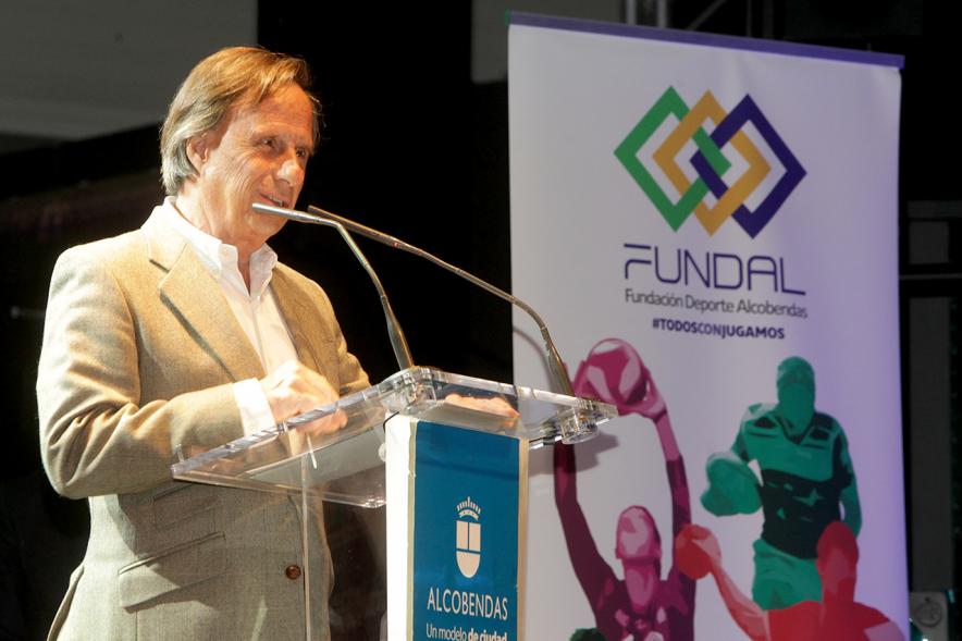 Entrega Becas FUNDAL 2018 - Imagen del alcalde García de Vinuesa en el escenario dirigiéndose al público asistente al acto.