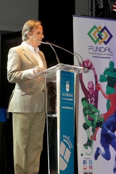 Entrega Becas FUNDAL 2018 - Imagen del alcalde García de Vinuesa en el escenario dirigiéndose al público asistente al acto.