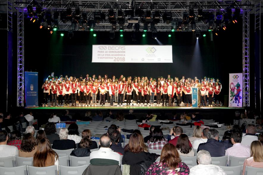 Entrega Becas FUNDAL 2018 - Imagen lejana del escenario deonde se encuentran todos los alumnos becados y las autoridades que han entregado dichas becas, entre ellas el alcalde García de Vinuesa. 