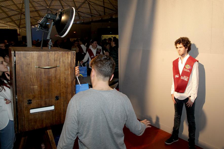 Entrega Becas FUNDAL 2018 - Imagen de un alumno becado posando en una especie de photocall.