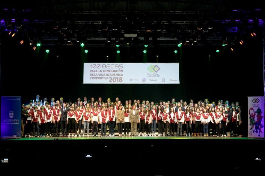 Entrega Becas FUNDAL 2018 - Imagen lejana del escenario deonde se encuentran todos los alumnos becados y las autoridades que han entregado dichas becas, entre ellas el alcalde García de Vinuesa. 