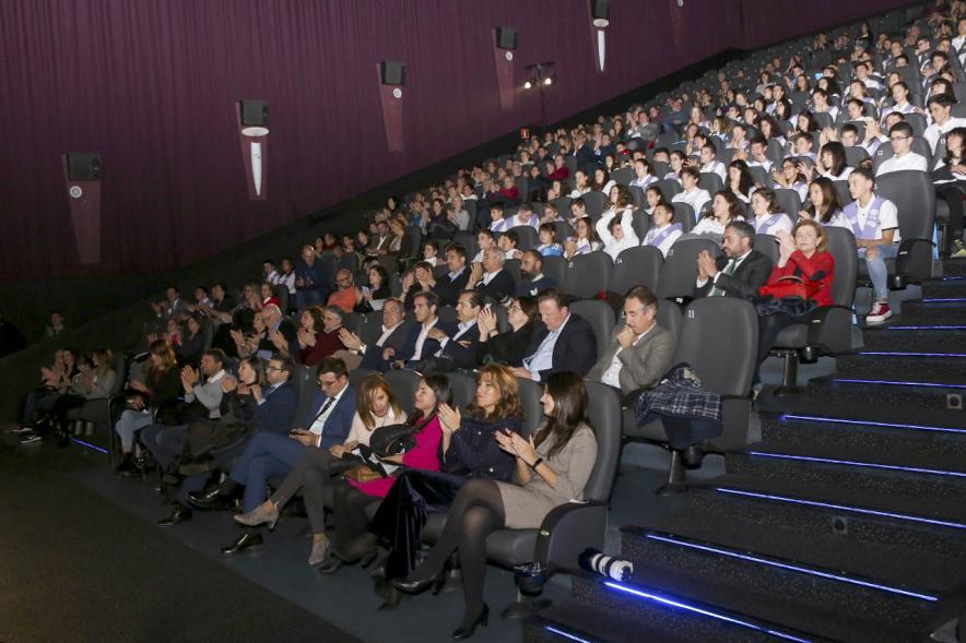 Entrega de 100 Becas FUNDAL 2019 - Imagen vista general del público asistente a la gala.