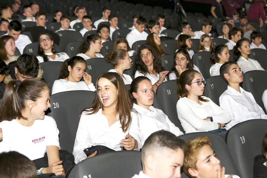 Entrega de 100 Becas FUNDAL 2019 - Imagen vista general del público asistente a la gala.