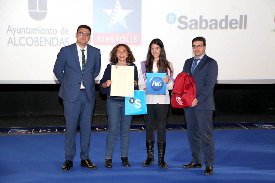 Entrega de 100 Becas FUNDAL 2019 - Imagen de las autoridades mostrando los distintos regalos que entregarán a los premiados.