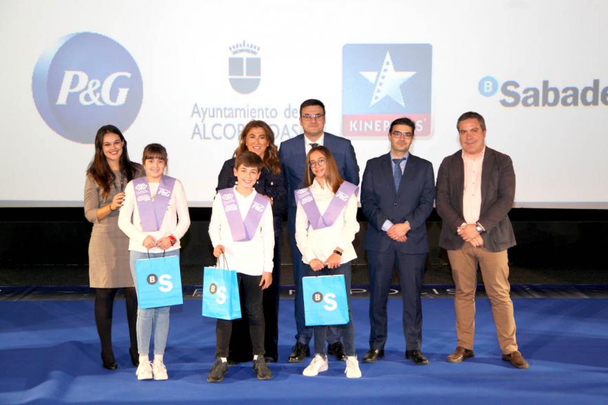 Entrega de 100 Becas FUNDAL 2019 -  Imagen del vicealcalde  Miguel Ángel Arranz y otras autoridades en un momento de loa entrega de becas.
