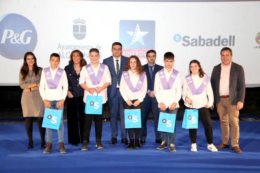 Entrega de 100 Becas FUNDAL 2019 -  Imagen del vicealcalde  Miguel Ángel Arranz y otras autoridades en un momento de loa entrega de becas.