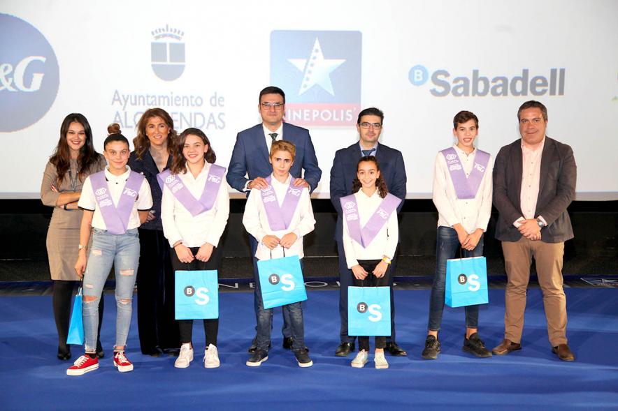 Entrega de 100 Becas FUNDAL 2019 -  Imagen del vicealcalde  Miguel Ángel Arranz y otras autoridades en un momento de loa entrega de becas.