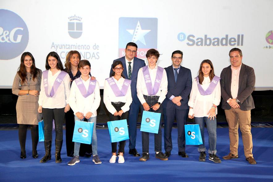 Entrega de 100 Becas FUNDAL 2019 -  Imagen del vicealcalde  Miguel Ángel Arranz y otras autoridades en un momento de loa entrega de becas.